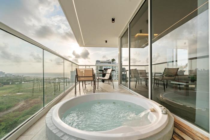 Luxury 2BR w PrivateJacuzzi Beach Pool Dominique