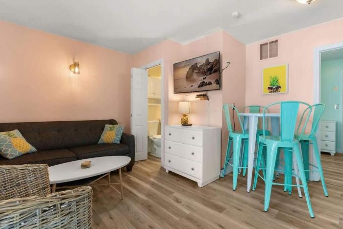 Pineapple Retreat Half Block to Beach & Boardwalk