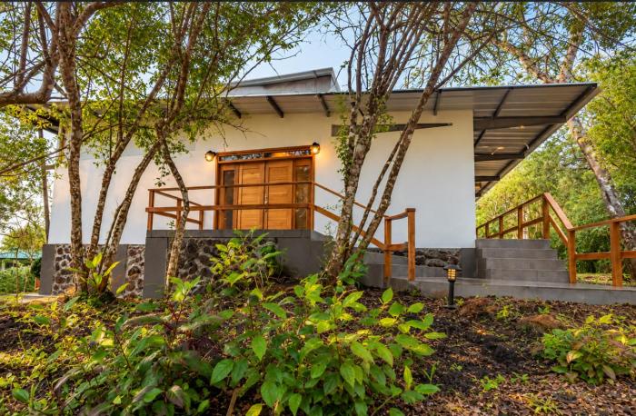 Casa de campo de lujo con 3 habitaciones en urbanización privada en la naturaleza con piscina publica con aire acondicionado y wifi en santa cruz, Galapagos
