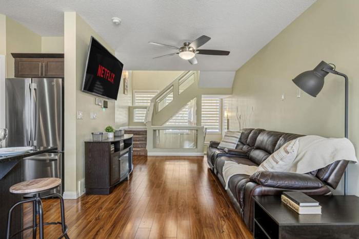 Sleeps 12, 2 living rooms, king bed, near Henday