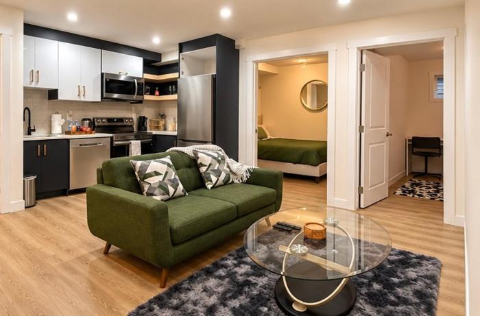 Private Suite- 2 King Beds, Free Parking, 1 hour to Banff