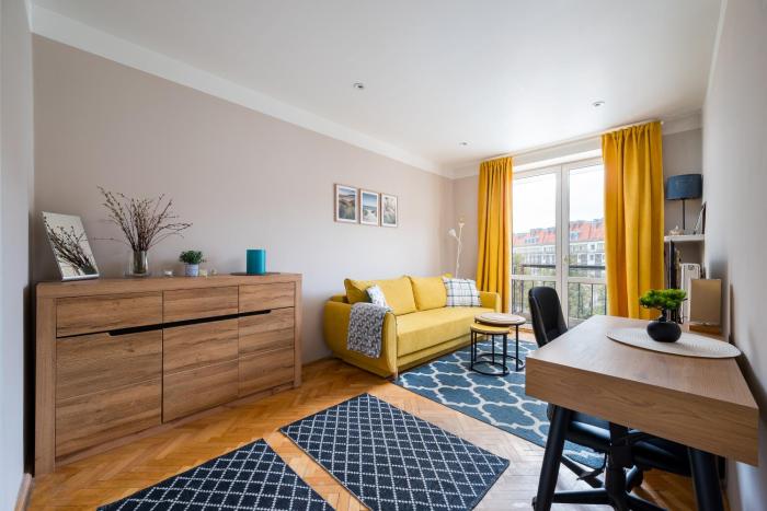 Plac Zbawiciela Chic Apartment by BookingHost