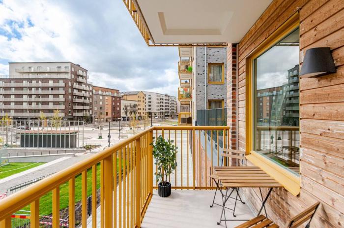 Modern Apt with Workspace, Balcony near City