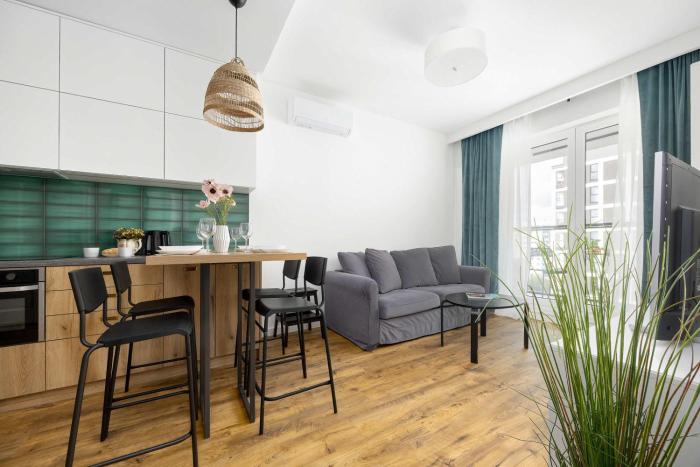 Comfortable Apartment with Workspace and Parking by Noclegi Renters
