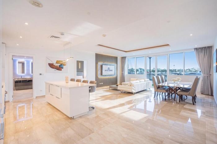 Palm Home next to Nakheel Mall with Private Beach