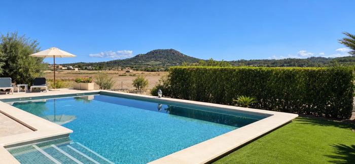 Finca con piscina entre campos