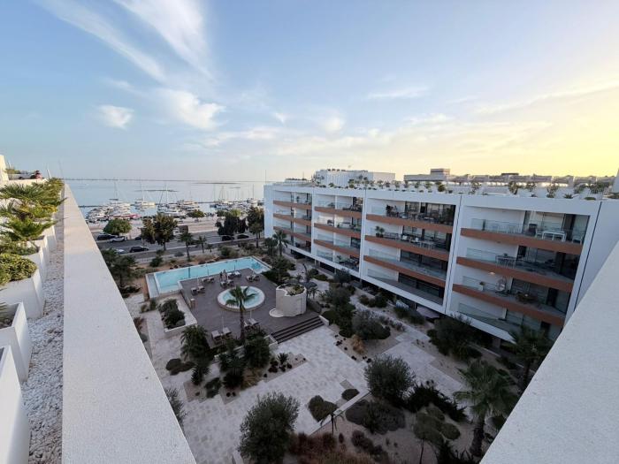 Waterfront Luxury Apartment & heated Rooftop Pool
