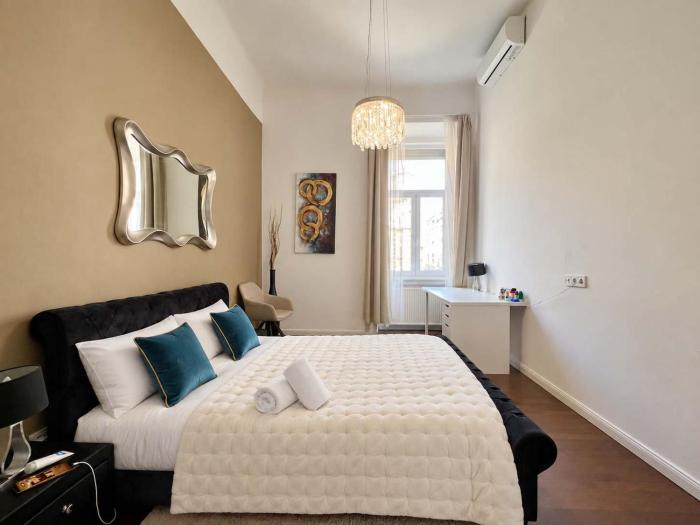 Steps from Basilica - Art-Filled Loft