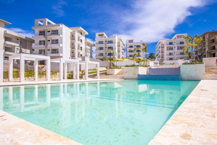 Stylish New 2-Bedroom Apartment with Pools & Gym