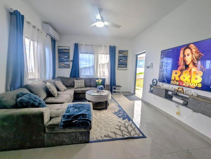 Savannahs Charm- Cozy & Comfort Home in Paradise Mins from Beach