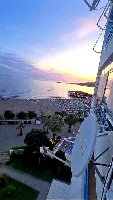 Bardhë e Blu SeaView Studio