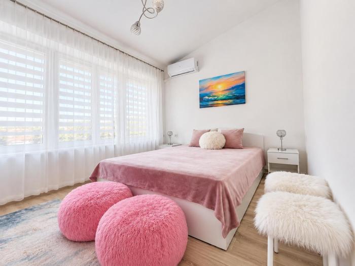 Spacious Central Apartment w Space for 6 Guests
