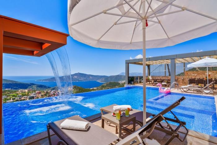 Villa with Sea View and Private Pool for Large Families