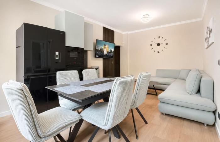 Luxury 3-Bedroom Oasis with Parking near NDK by Flat Manаger