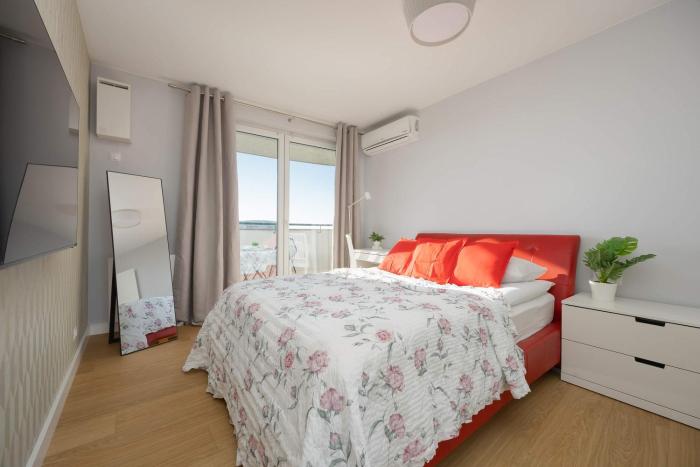 Bright Apartment with a Balcony Offering a Panoramic View of the City by Noclegi Renters