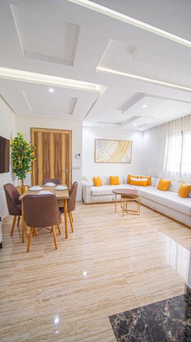 Golden Haven, Luxury Apartment with Pool