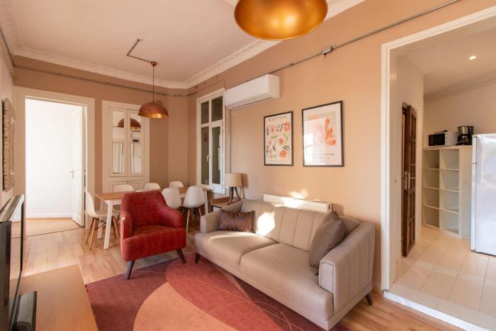 Historical & Spacious 4BR Flat by Seaside w AC