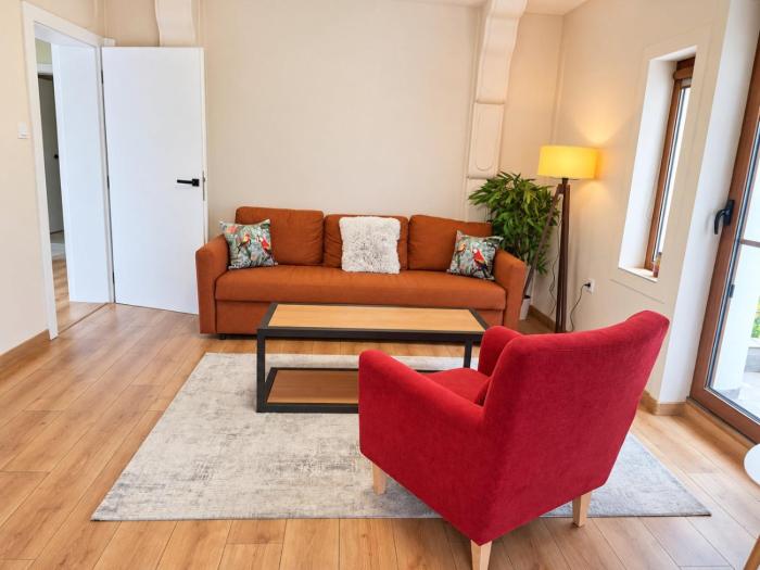 Sunny Balcony 2BR Apartment Top Center