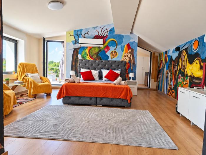 Artistic Loft Panoramic View Top Center