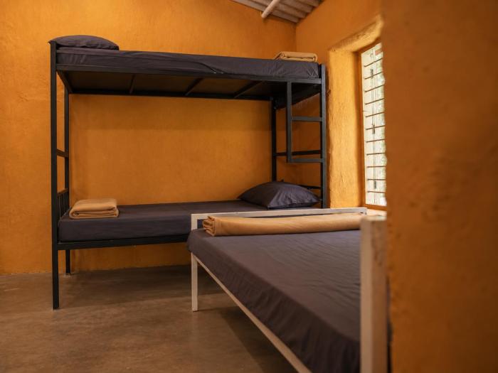 Altitude 3743 - Hostel with Mountain view and Natural pond