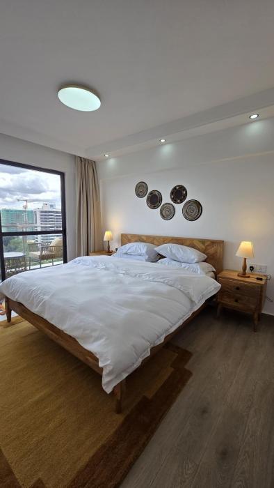 Luxury 2BR, King & Queen Beds, 13th Floor City Views, Pool & Gym, Westlands