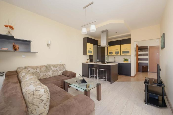 Bright Apartment with Free Parking and a Balcony by Noclegi Renters