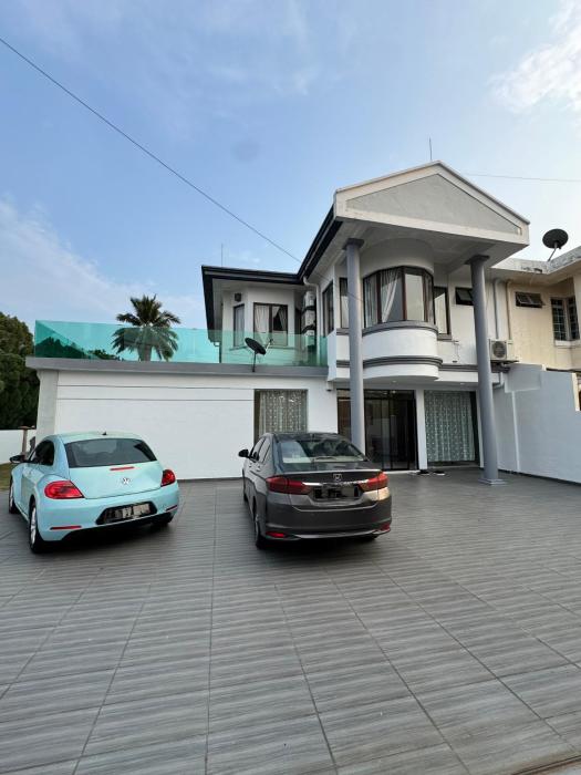 ENTIRE SEMI D BBQ KTV ROOM PETS FRIENDLY CORNER LOT SRI PETALINg