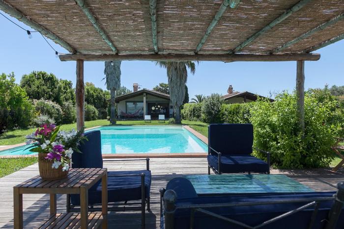 Wonderful villa with swimming pool near the sea.