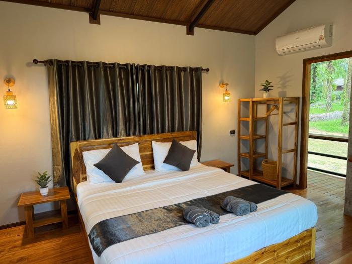 KhaoSok Mountain Palms Lodge