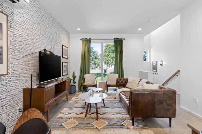 South Side Modern - Downtown Living - Amazing Location