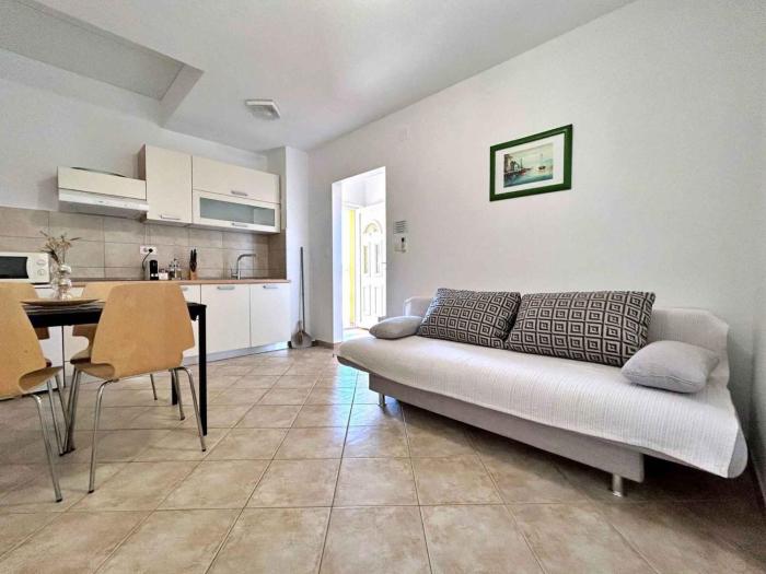 Apartments with A - C in Cizici-Insel Krk 12498