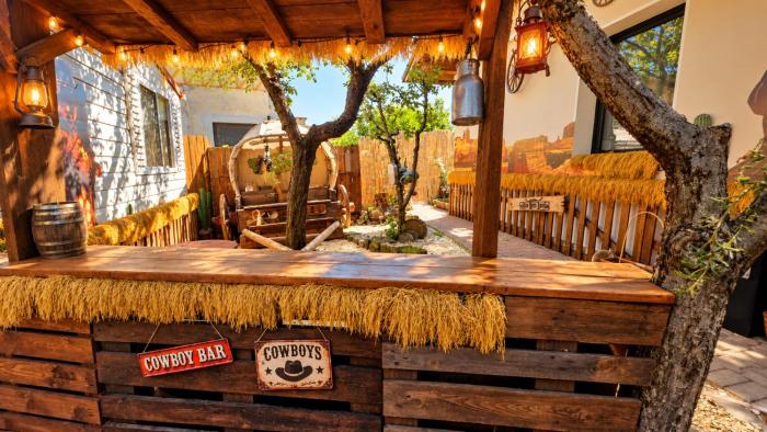 Wild West-style accommodation featuring 2 mobile homes and 2 huts