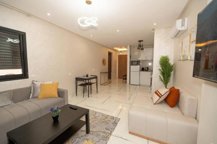 Bright Modern Studio 4 min Drive to Train Station