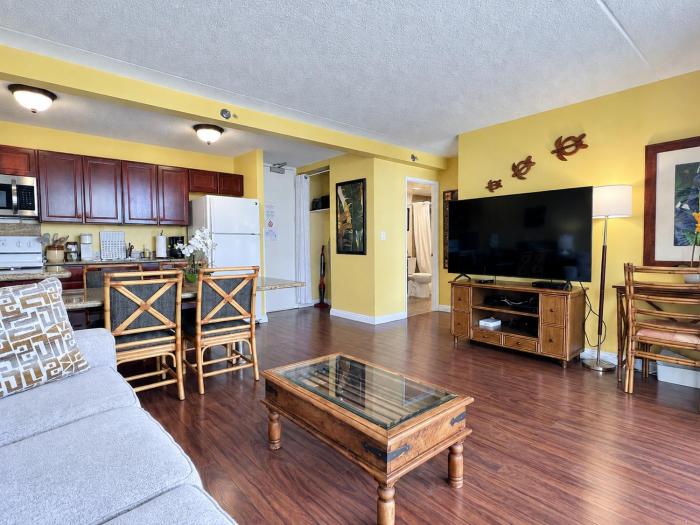 Waikiki Sunset condo with pool, gym & Diamond Head views