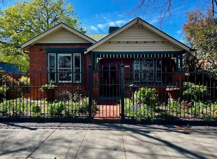 Executive Cottage, Luxe 1930s Stay in the Heart