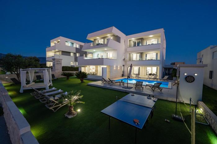 Apartments & Rooms Pool Villas Maris