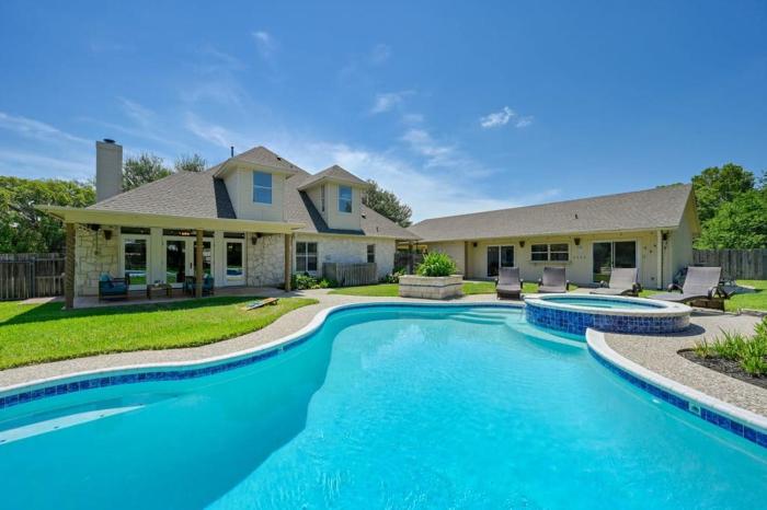 Austin Group Getaway - Pool, Hot Tub, 15 Beds