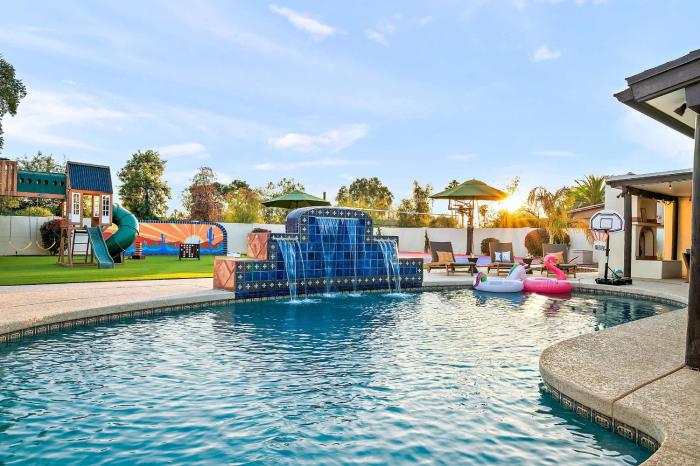 6 BR w Sport Court Pool Playground Hot Tub Arcade