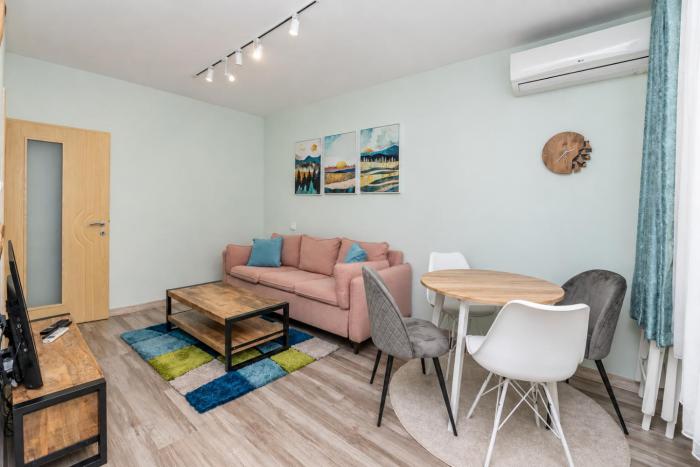 1 Min Walk to Main Street & 2BDR & Free Parking