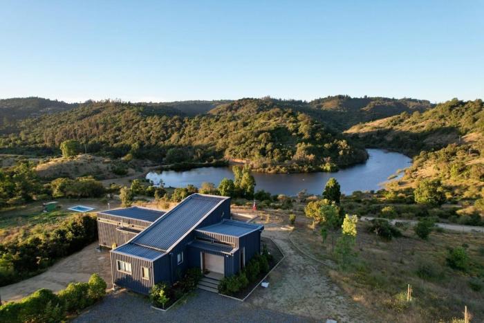Facing private lagoon, 10 min to top vineyards, pool