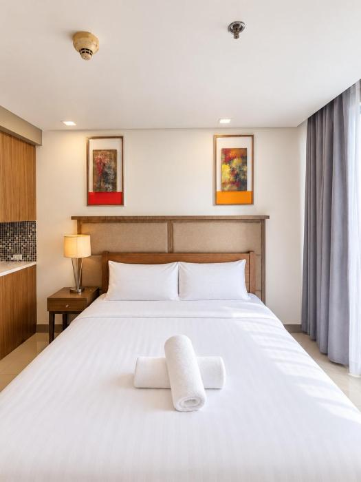 A-Makati Studio w 2Pools, Balcony, NewAC, SmartTV