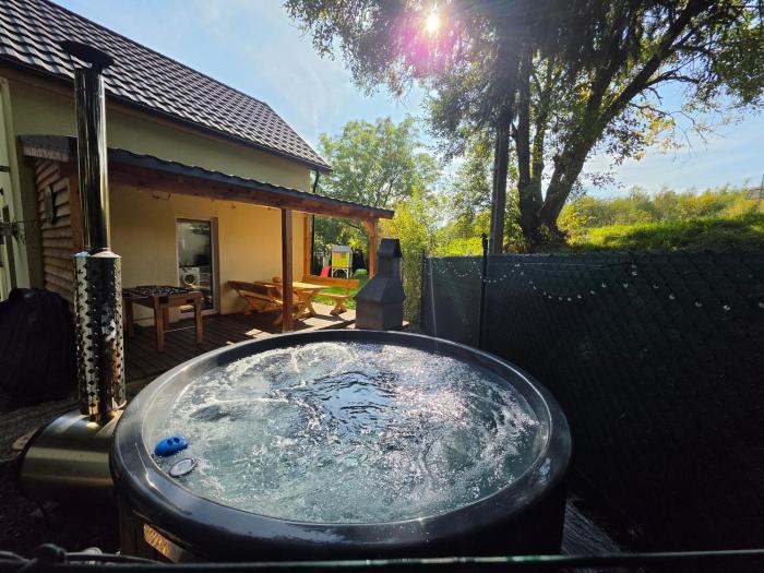 Holiday House Lawendowa Przystań - dom z jacuzzi nad jeziorem