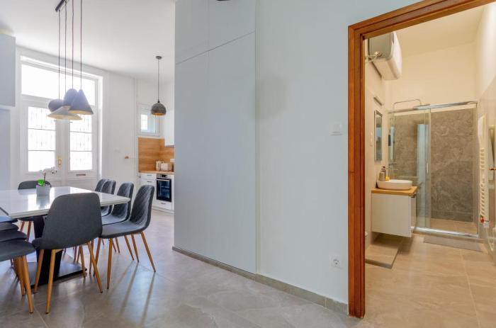 Grand Central Home with AC, TV, Sauna, 4 BR, Full Kitchen