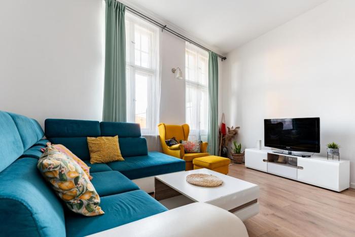 Plac Solidarności Spacious Apartment by BookingHost