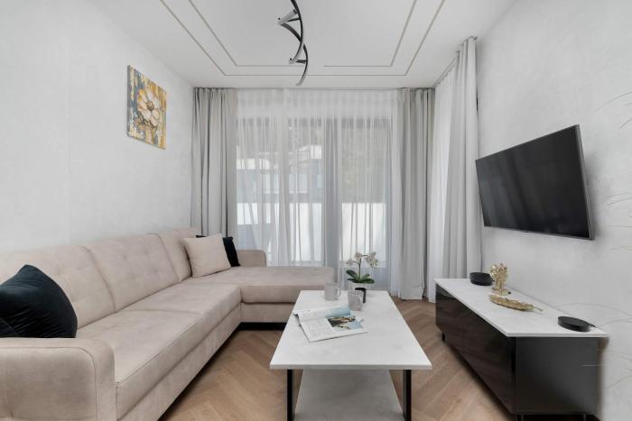 Klimatyzowany Apartament z Balkonem Miejscem do Pracy i Parkingiem by Renters Prestige
