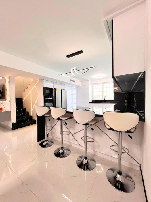 Luxury Townhouse with Pool & BBQ