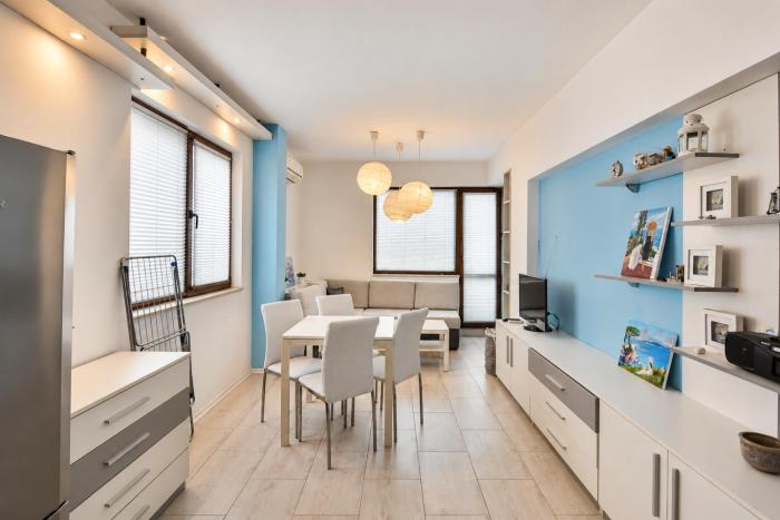 Central gem for 2 next to beach