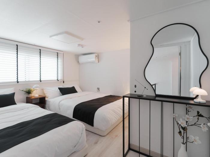 1 Minute Walk to Hongdae Shopping Street Newly Built Duplex with Elevator