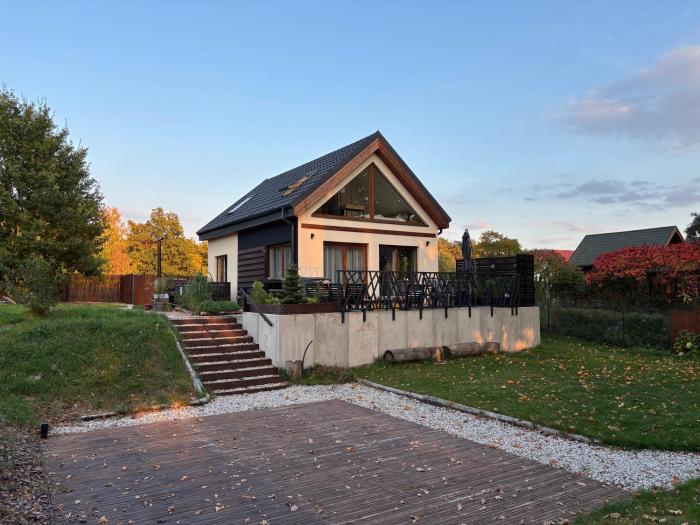 Dom nad jeziorem z banią i tarasem