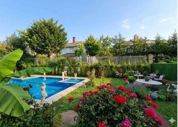 Private Swimming Pool Luxury Villa